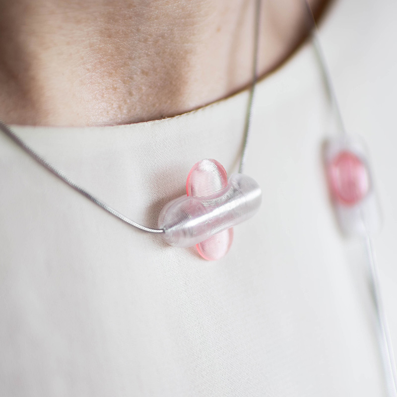 Detail šperku na modelce